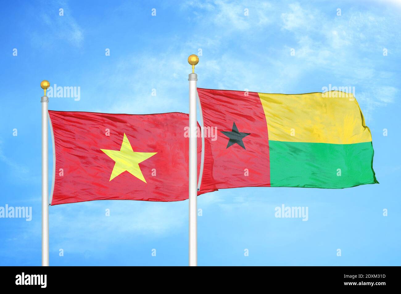 Vietnam und Guinea-Bissau zwei Flaggen auf Fahnenmasten und blauer Himmel Stockfoto