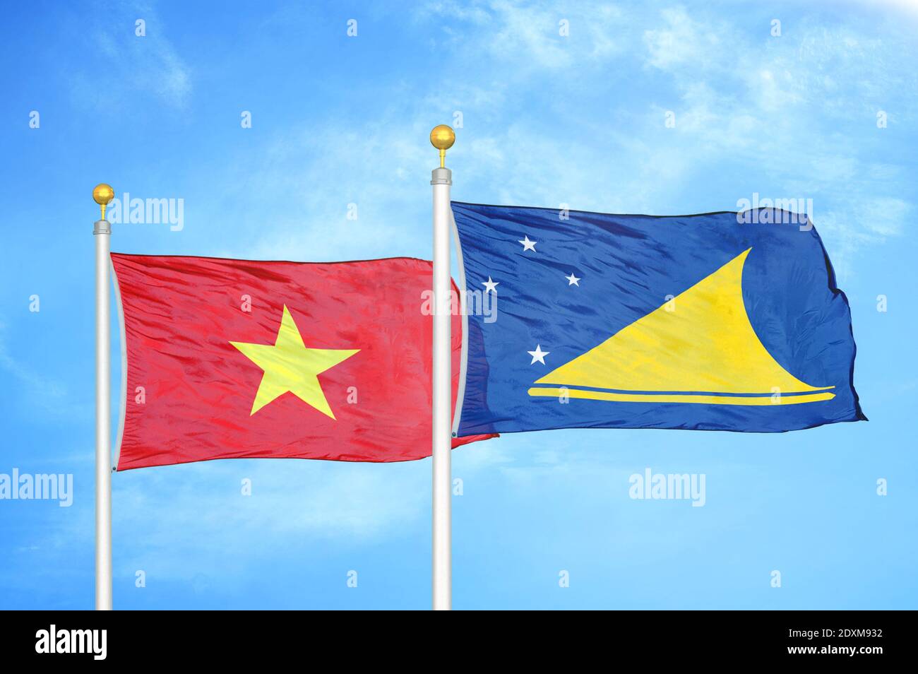 Vietnam und Tokelau zwei Flaggen auf Fahnenmasten und blauer Himmel Stockfoto