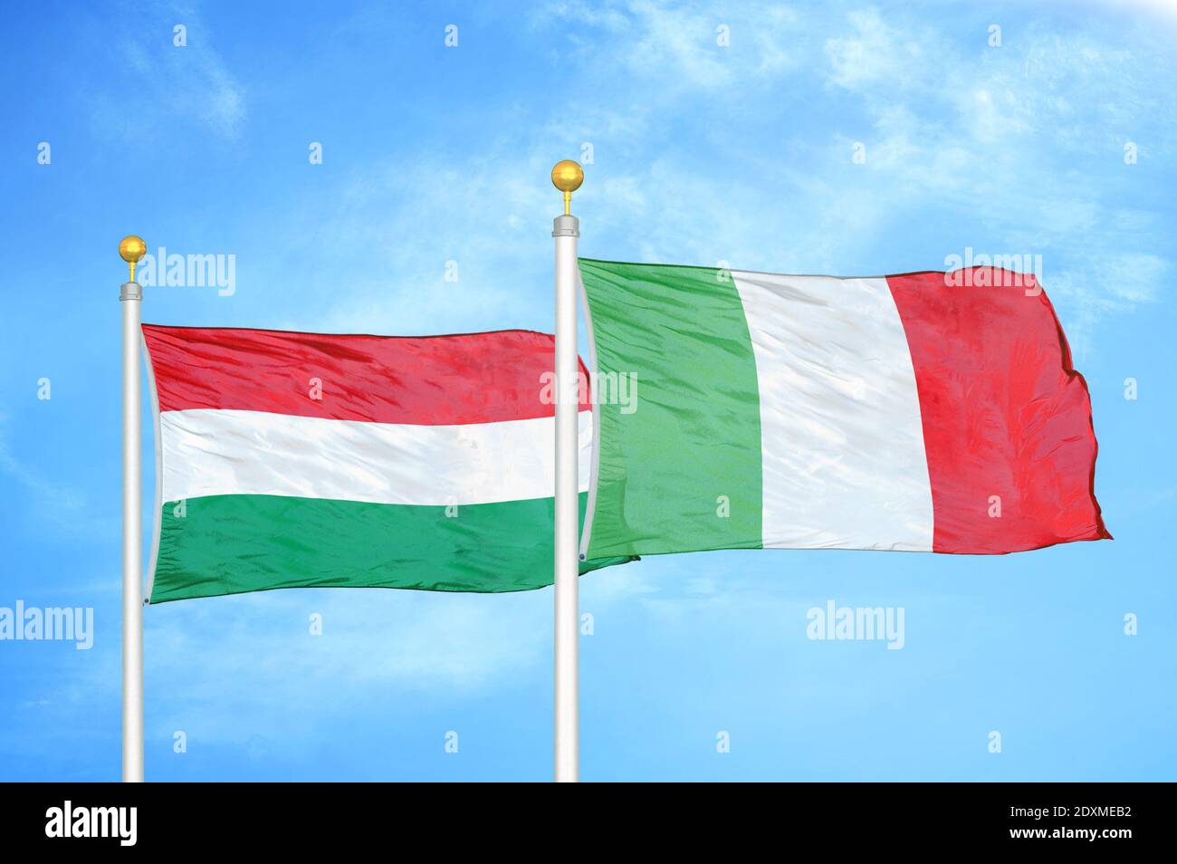 Ungarn Und Italien Zwei Flaggen Auf Fahnenmasten Und Blau Bewolkt Himmel Stockfotografie Alamy