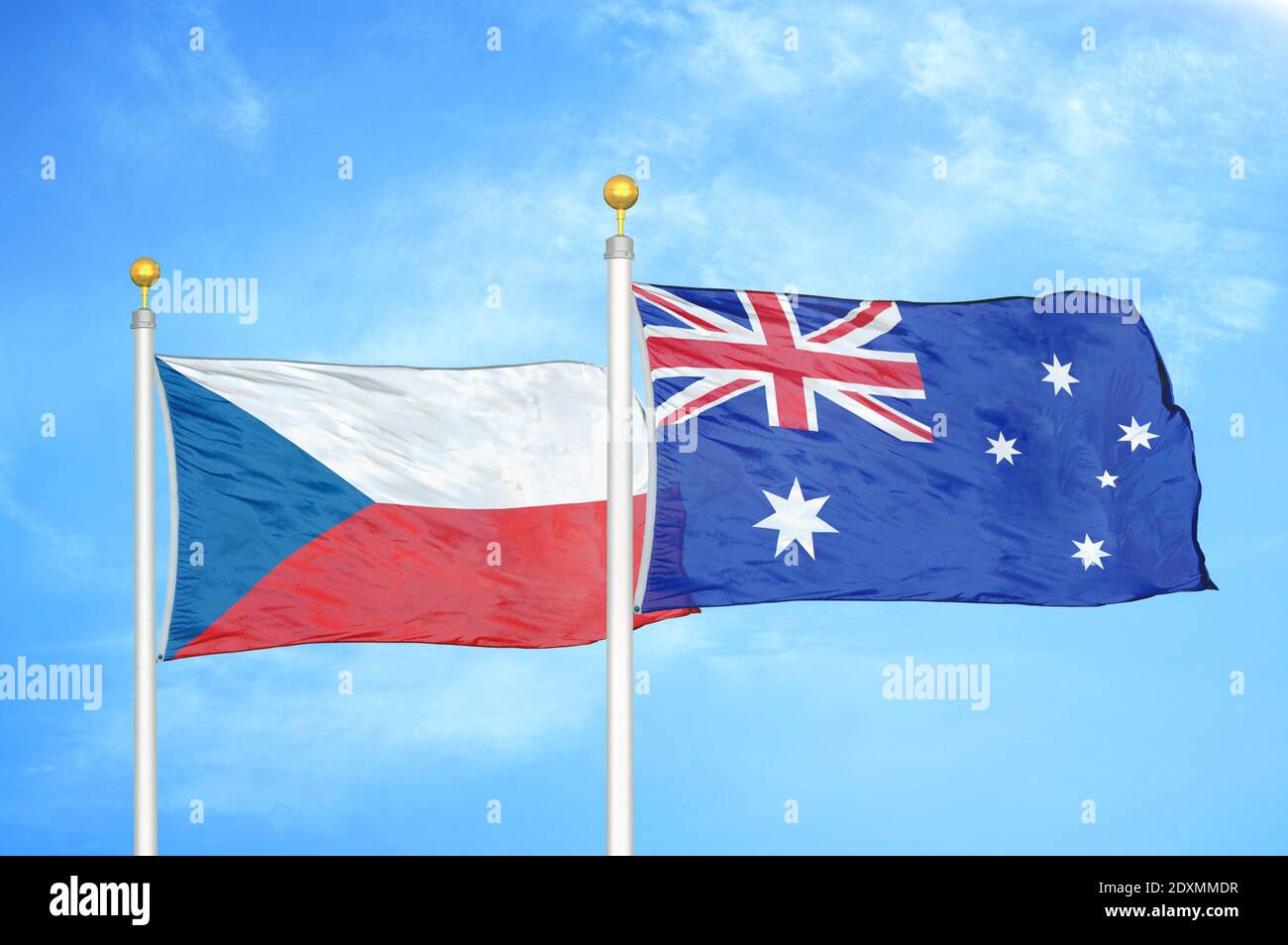 Tschechien und Australien zwei Flaggen auf Fahnenmasten und blau bewölkt Himmel Stockfoto