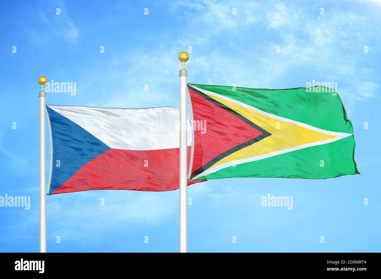 Tschechisch und Guyana zwei Flaggen auf Fahnenmasten und blau bewölkt Himmel Stockfoto