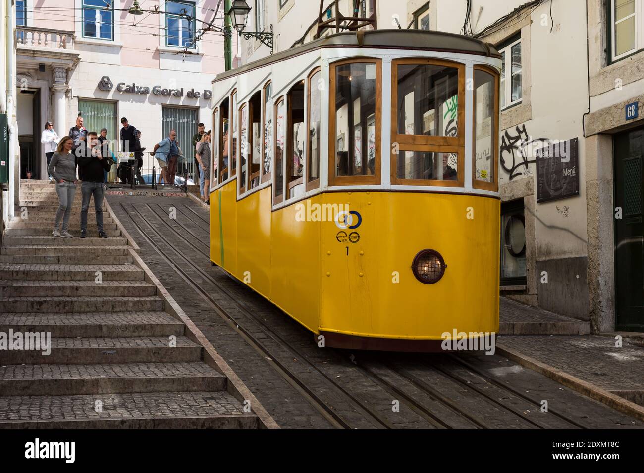 Lissabon, Portugal - 13. Mai 2018: Gelbe Bica-Aufzugstram auf einer steilen Straße, Lissabon, Portugal Stockfoto