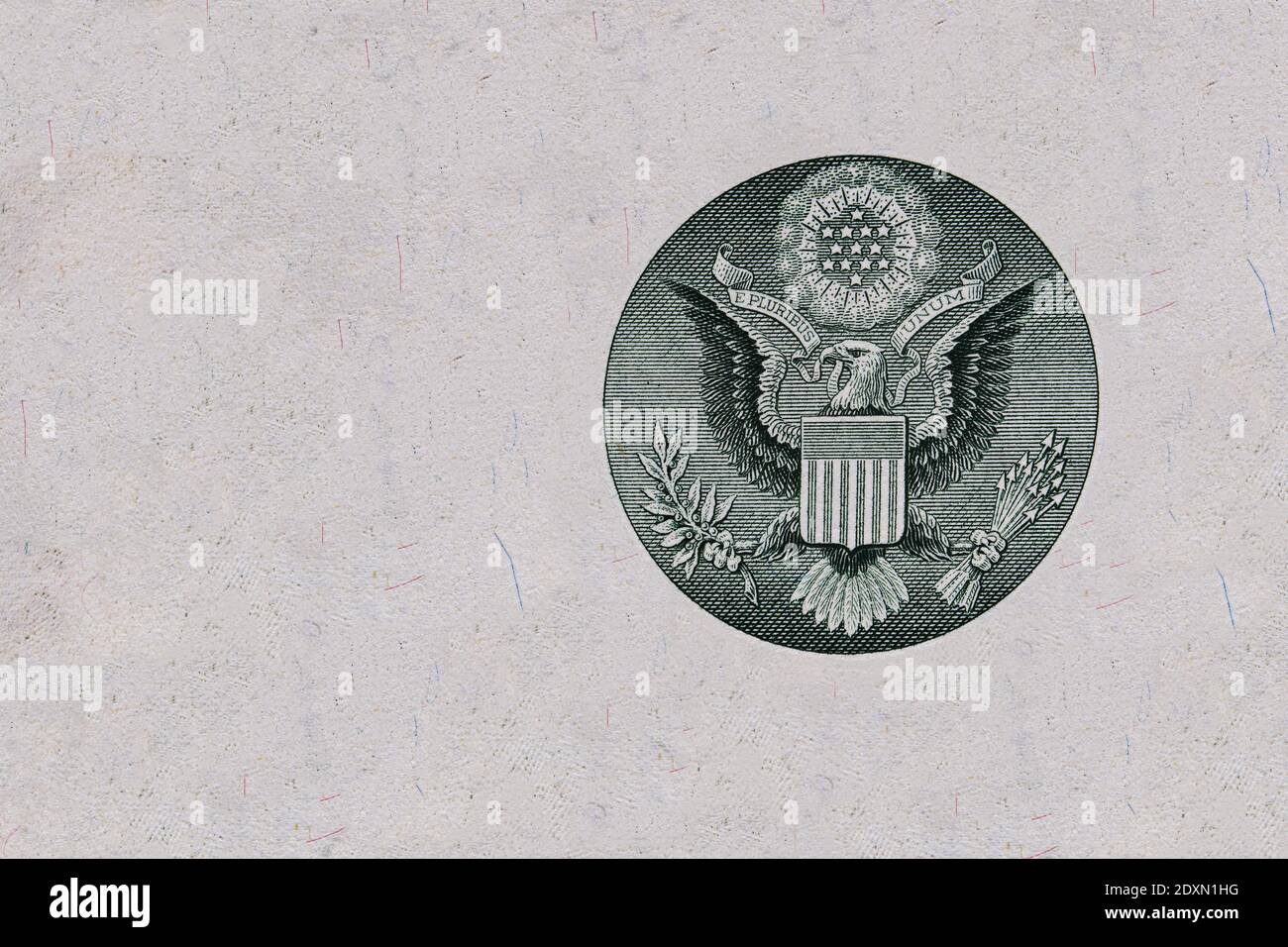 Schneiden Sie Adler Zeichen von der Rückseite des 1-Dollar-Schein Auf weißem Hintergrund Stockfoto