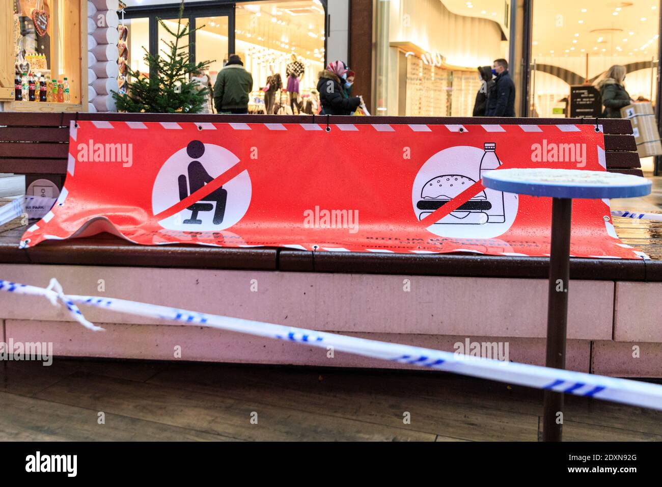 Abgesperrte Restaurantressitze, soziale Distanzierungsmaßnahmen während der Corona-Virus-Pandemie-Sperre in einem Einkaufszentrum, Deutschland Stockfoto
