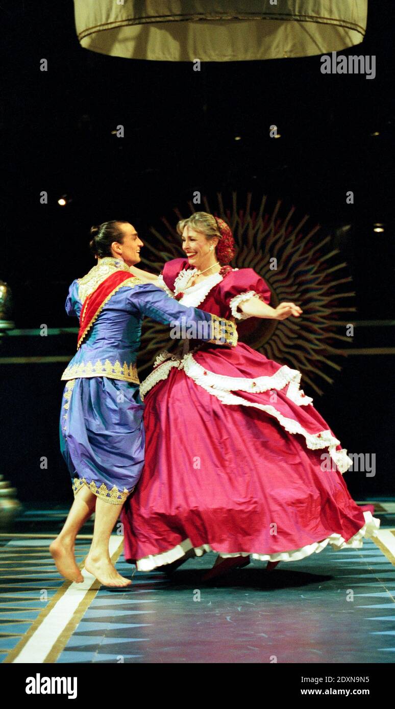 Irek Mukhamedov (The King of Siam), Liz Robertson (Anna Leonowens) in THE KING AND I at the Freemasons Hall, London WC2 18/05/1995 Musik: Richard Rodgers Buch & Lyrics: Oscar Hammerstein II Bühnenbild: Alison Cartledge Kostüme: Chrissy Maddison Beleuchtung: Tim Mitchell Choreographie: Sean Walsh Regie: John Gardyne Stockfoto