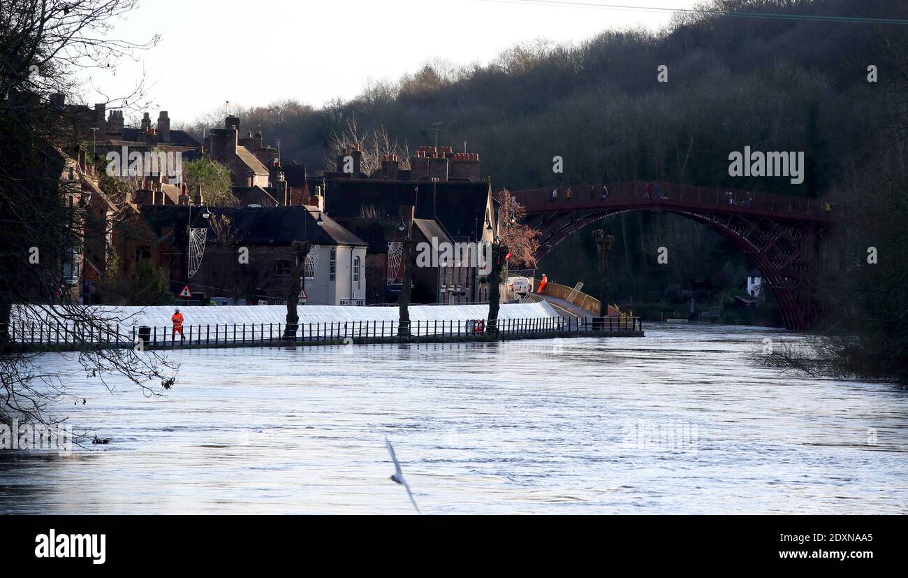 Vor dem Sturm Bella wurden in Ironbridge, Shropshire, Hochwasserschutzanlagen installiert. Stockfoto