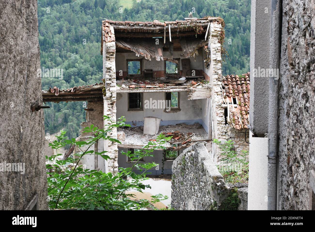 Zerstörtes Gebäude in Erto - Erto E Casso, Pordenone, friaul-julisch Venetien, Italien. Stockfoto