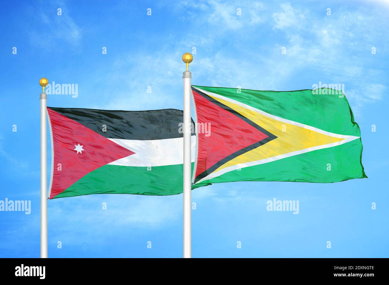 Jordanien und Guyana zwei Flaggen auf Fahnenmasten und blau bewölkt Himmel Stockfoto