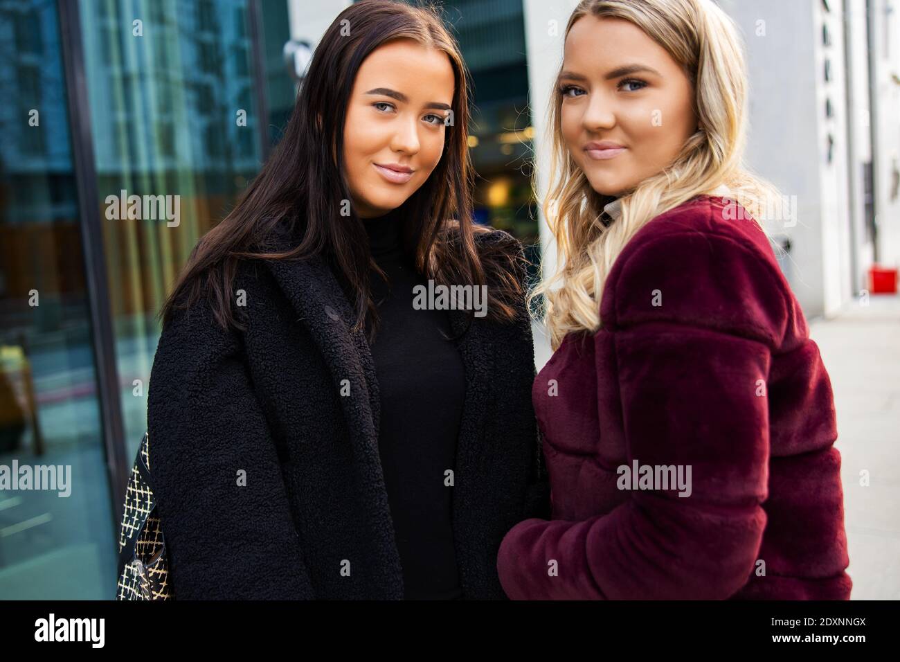 Portrait von zwei lächelnde Schöne junge Frauen, die Freunde in der Stadt Stockfoto