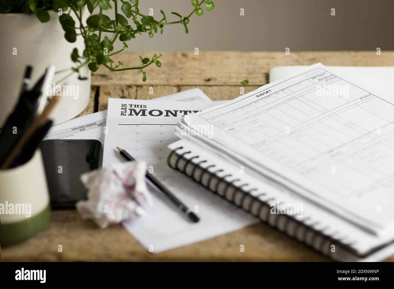 Nahaufnahme eines überladen, unorganisiert und unordentlich Schreibtisch, wo ein Budget wird ausgearbeitet Stockfoto