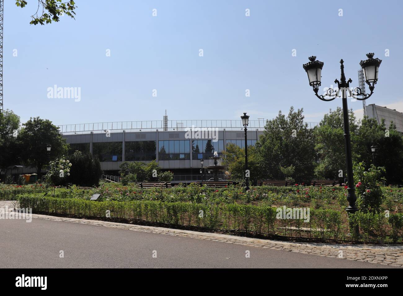 BULGARIEN, SOFIA - 01. AUGUST 2019: Blick auf das Vasil Levski Nationalstadion vom Rosarium im Garten Knyaz-Borisova Stockfoto