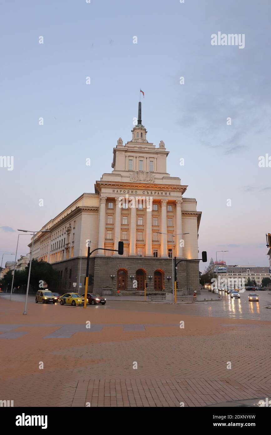 BULGARIEN, SOFIA - 01. AUGUST 2019: Bürohaus der Nationalversammlung (ehemaliges Haus der Kommunistischen Partei) Stockfoto