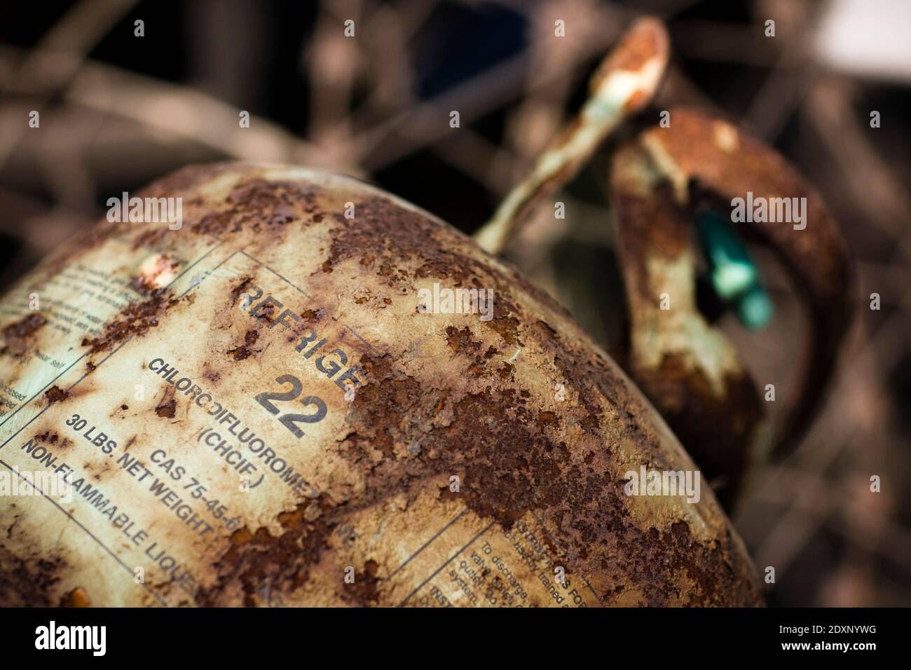 Nahaufnahme einer rostigen blassgrünen Kühlgasflasche Stockfoto