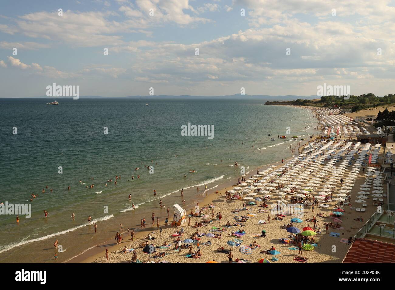BULGARIEN, NESSEBAR - 04. AUGUST 2019: Szene am Nessebar South Beach an einem sonnigen Sommertag Stockfoto
