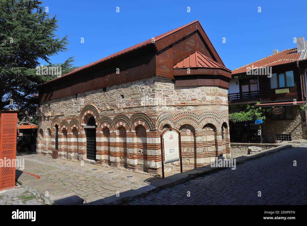 BULGARIEN, PROVINZ BURGAS, NESSEBAR - 05. AUGUST 2019: Die Südwand mit dem Eingang der Kirche St. Paraskevi in Nessebar Stockfoto