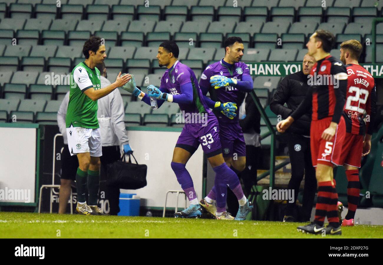 Easter Road Stadium.Edinburgh. Schottland.UK 23. Dezember 20 Scottish Premiership Spiel Hibernian vs St Mirren . Hibernian gegen St. Mirren. Hibernian Torwart Ofir Marciano kämpfen, um fit für die Rangers Spiel am Boxing Day nach dem Abgehen aus verletzt vs St Mirren. Bild zeigt Ofir Marciano geht mit Ersatzkeeper Dillon Barnes auf die Hand schütteln von Joe Newell kommen. Kredit: eric mccowat/Alamy Live Nachrichten Stockfoto