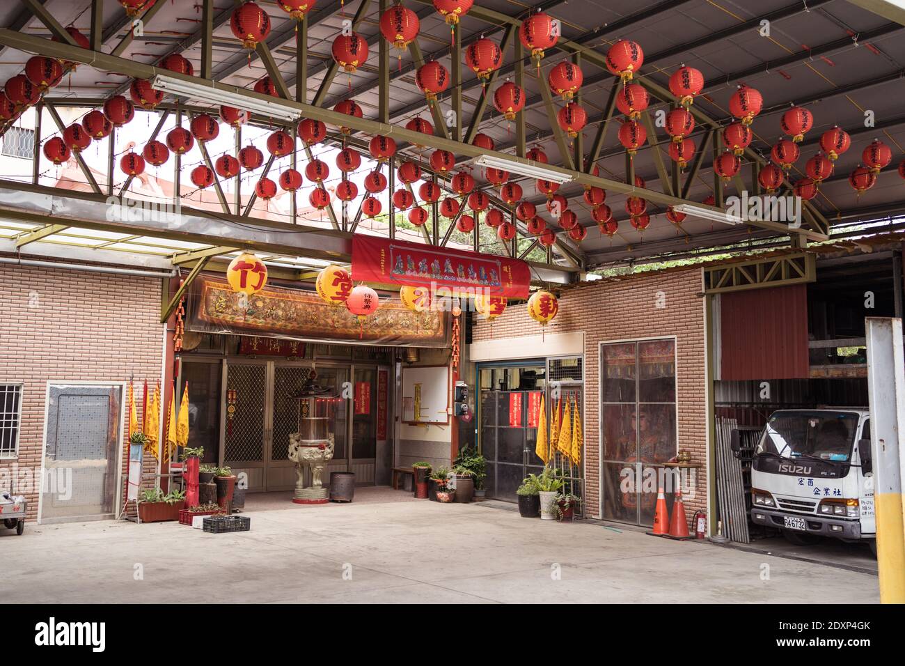 Hsinchu / Taiwan - 20. März 2020: Kleiner taoistischer Tempel mit roten Laternen im ländlichen Raum Taiwans Stockfoto