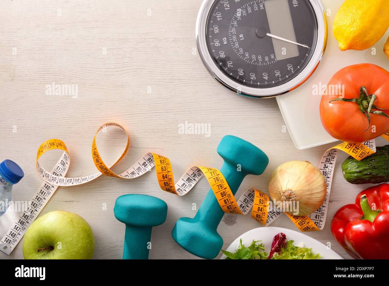 Gesunde Ernährung und Sport Hintergrund auf einem weißen Holz mit Skala und Maßband. Draufsicht. Horizontale Zusammensetzung. Stockfoto