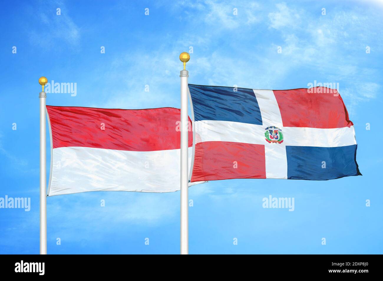 Indonesien und Dominikanische Republik zwei Flaggen auf Fahnenmasten und blau wolkiger Himmel Stockfoto