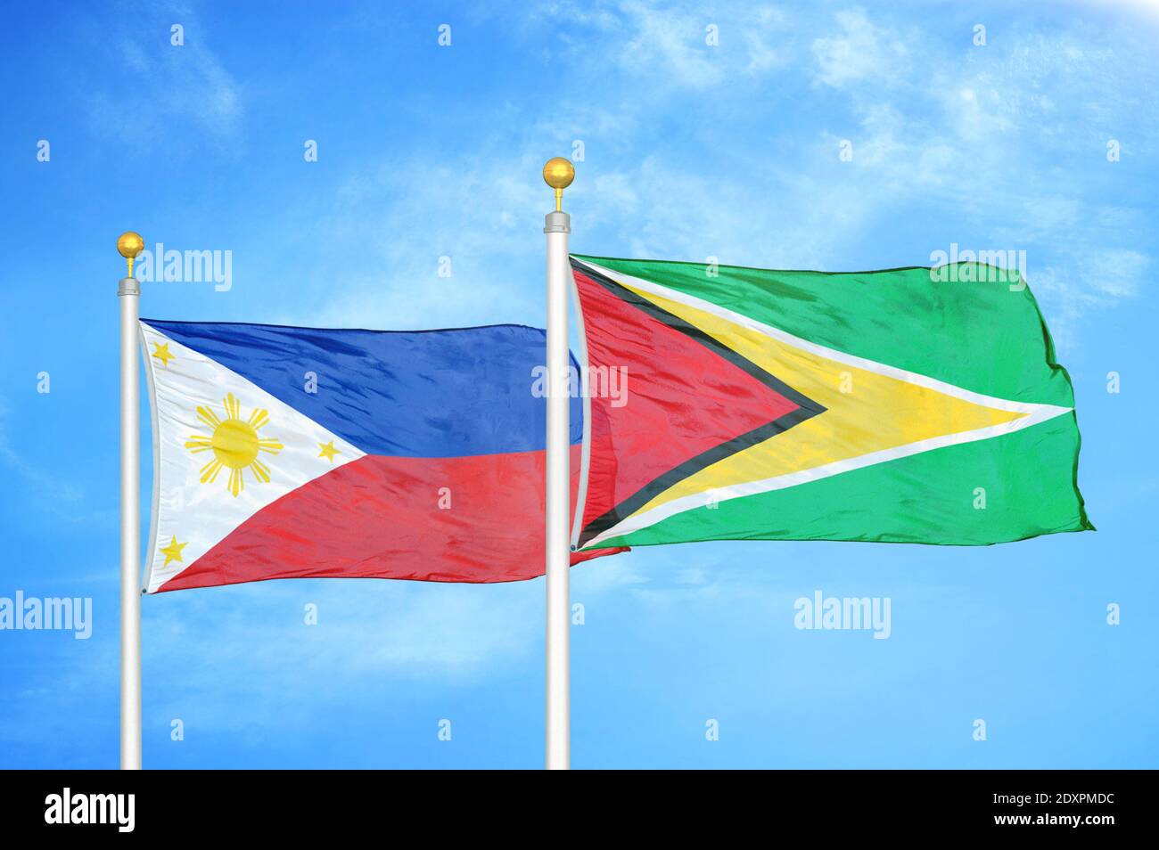 Philippinen und Guyana zwei Flaggen auf Fahnenmasten und blau bewölkt Himmel Stockfoto