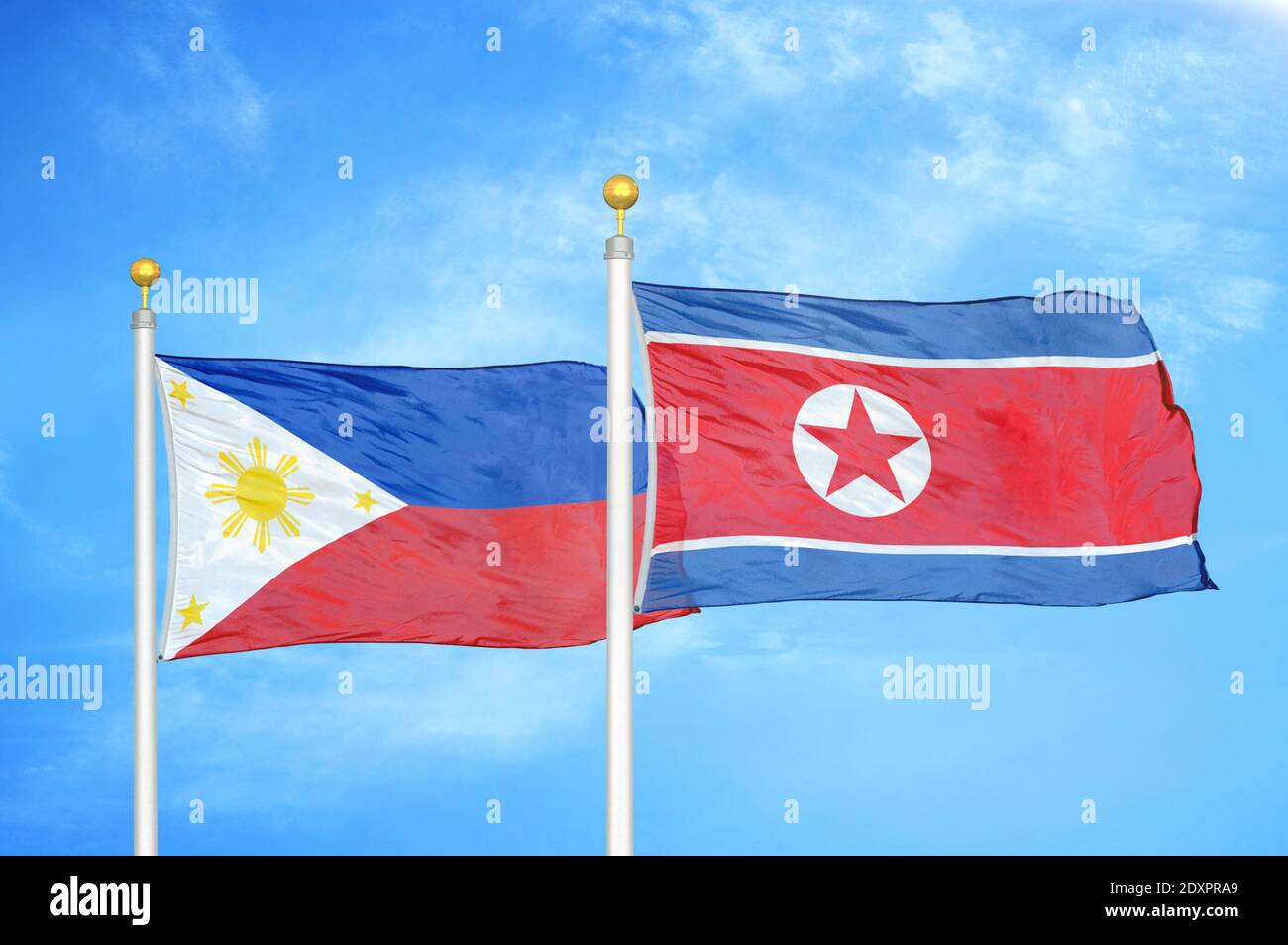 Philippinen und Nordkorea zwei Flaggen auf Fahnenmasten und blau wolkiger Himmel Stockfoto