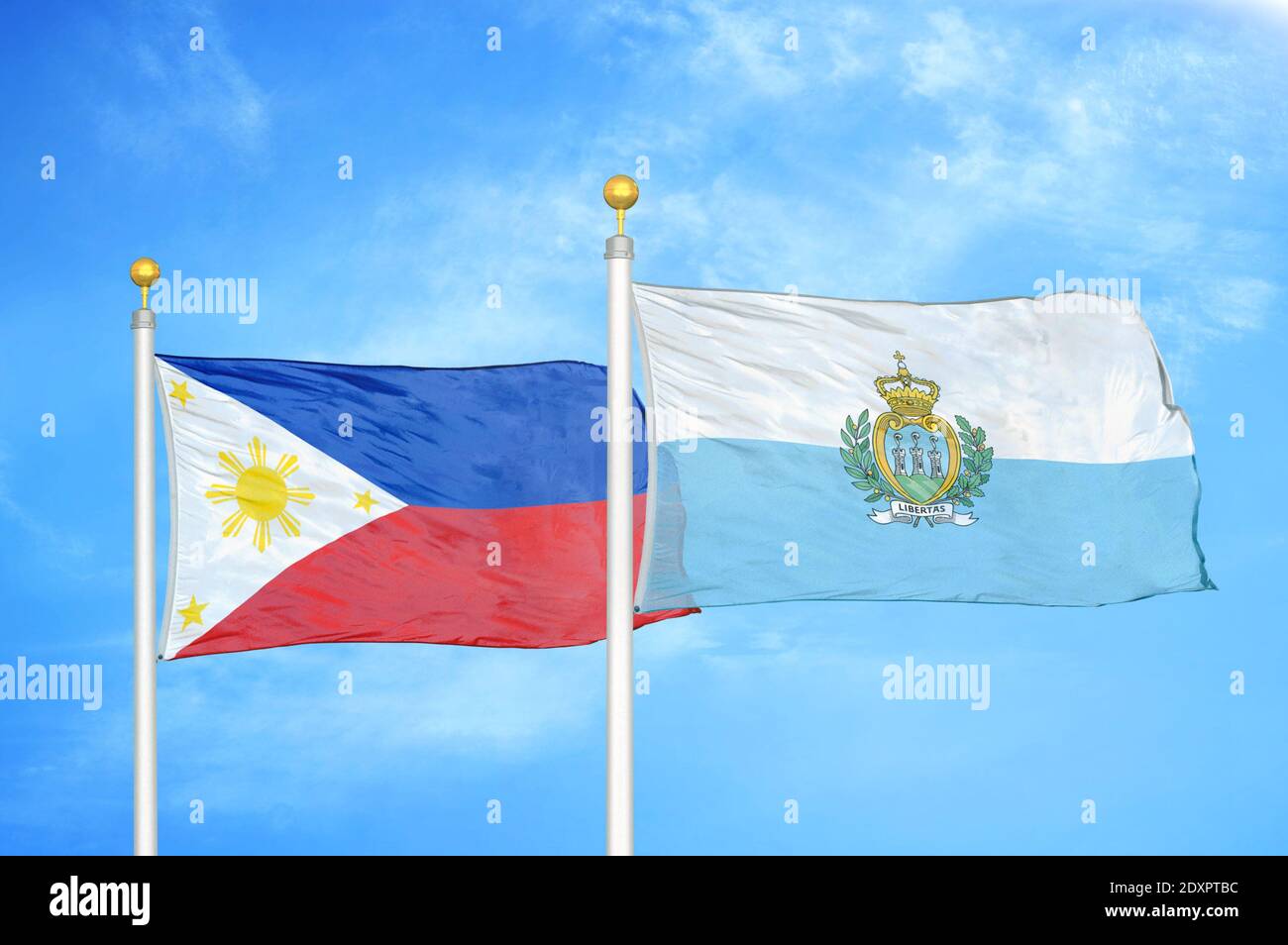 Philippinen und San Marino zwei Flaggen auf Fahnenmasten und blau wolkiger Himmel Stockfoto