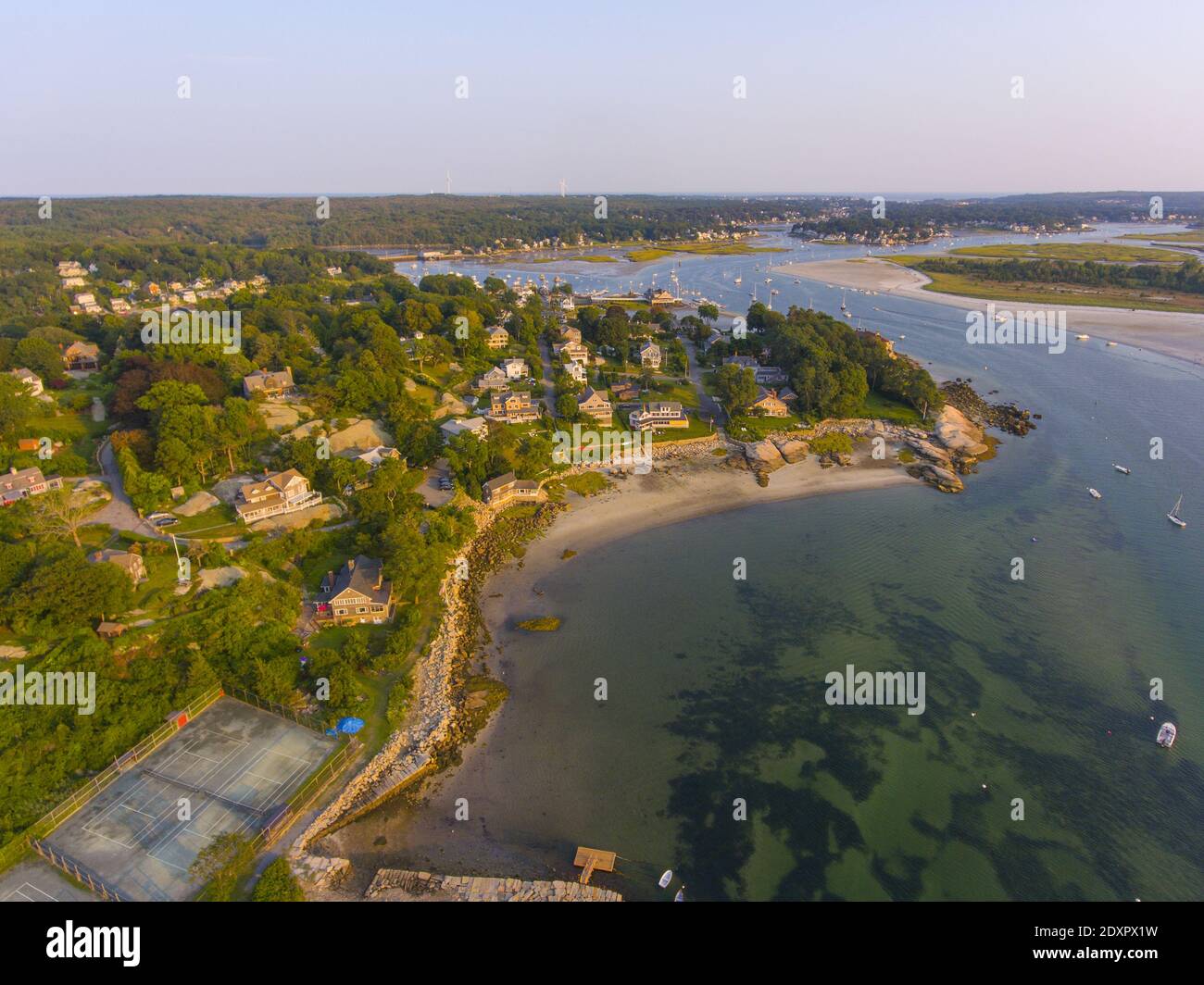 Annisquam Dorf Küstenlinie Luftaufnahme in der Nähe Wingaersheek Beach in der Stadt Gloucester, Cape Ann, Massachusetts, USA. Stockfoto