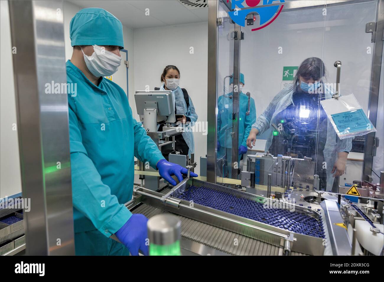 Nur Sultan. Dezember 2020. Das Foto vom 22. Dezember 2020 zeigt die Produktionslinie des russischen Impfstoffes Sputnik V in einer Fabrik in der Region Karaganda, Kasachstan. Kasachstan hat mit der Produktion des russischen Impfstoffes Sputnik V gegen den COVID-19 begonnen. Quelle: Kalizhan Ospanov/Xinhua/Alamy Live News Stockfoto
