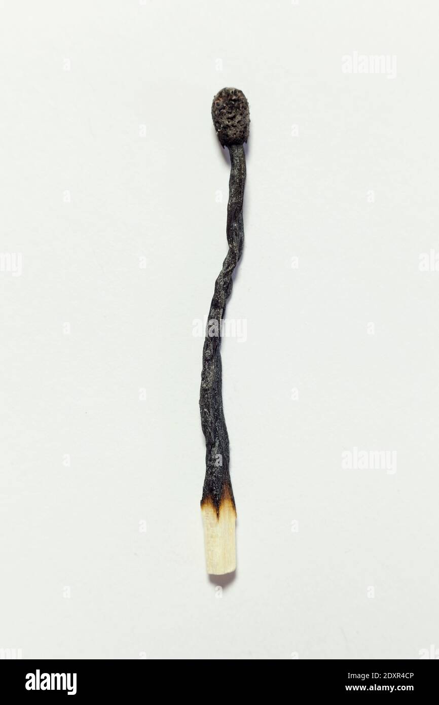 Nahaufnahme des verbrannten Matchsticks auf weißem Hintergrund Stockfoto