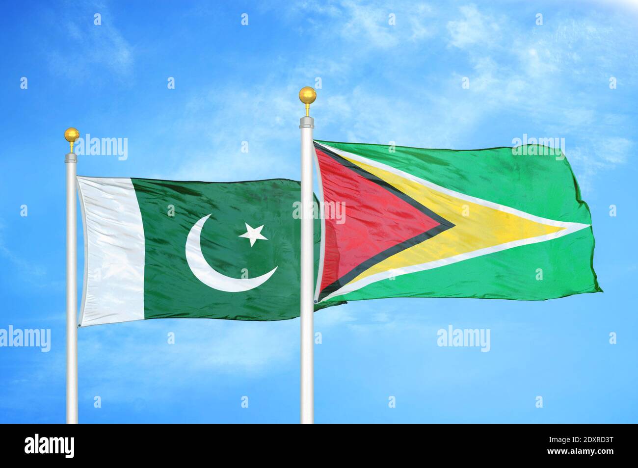 Pakistan und Guyana zwei Flaggen auf Fahnenmasten und blau bewölkt Himmel Stockfoto
