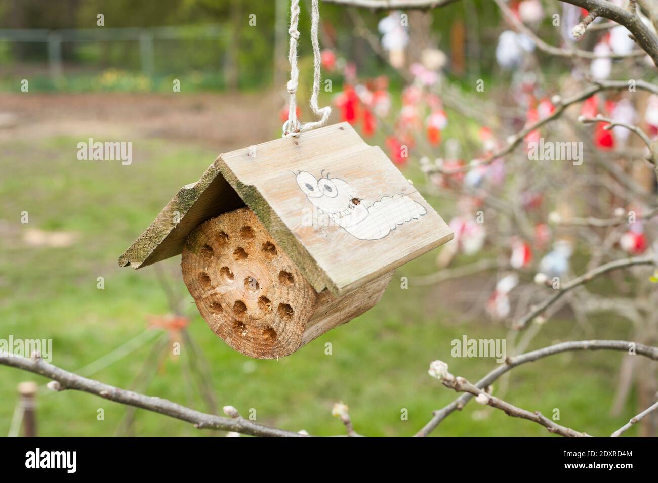 Hängende Insektenhaus in EINEM Vorgeschmack auf die Dinge zu kommen, Ukraine Zuteilung Themenschau Garten im RHS Cardiff in 2014 Stockfoto