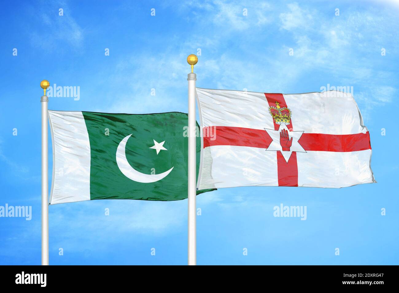 Pakistan und Nordirland zwei Flaggen auf Fahnenmasten und blau wolkiger Himmel Stockfoto