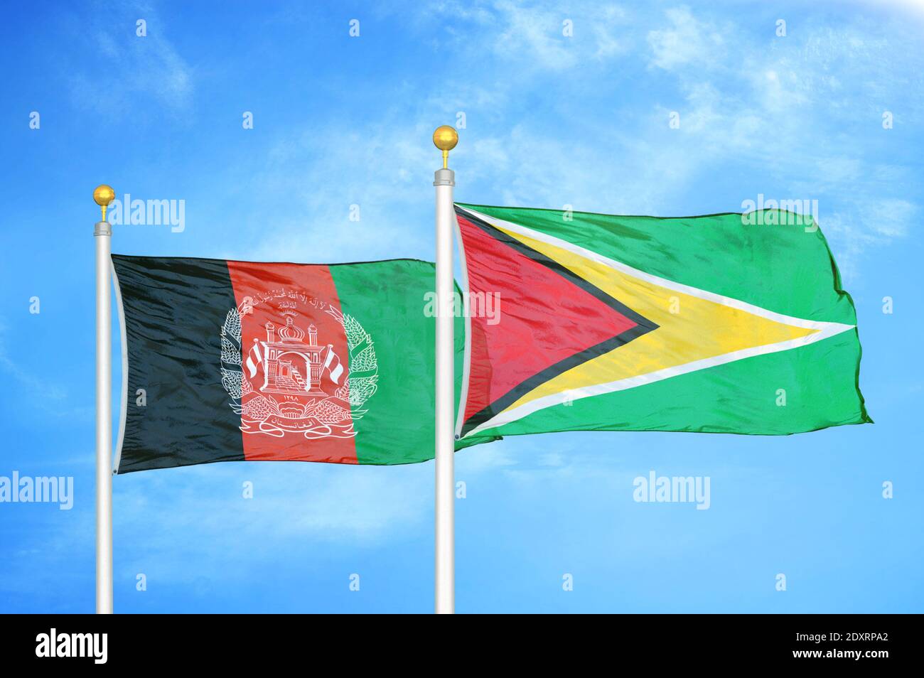 Afghanistan und Guyana zwei Flaggen auf Fahnenmasten und blau bewölkt Himmel Stockfoto