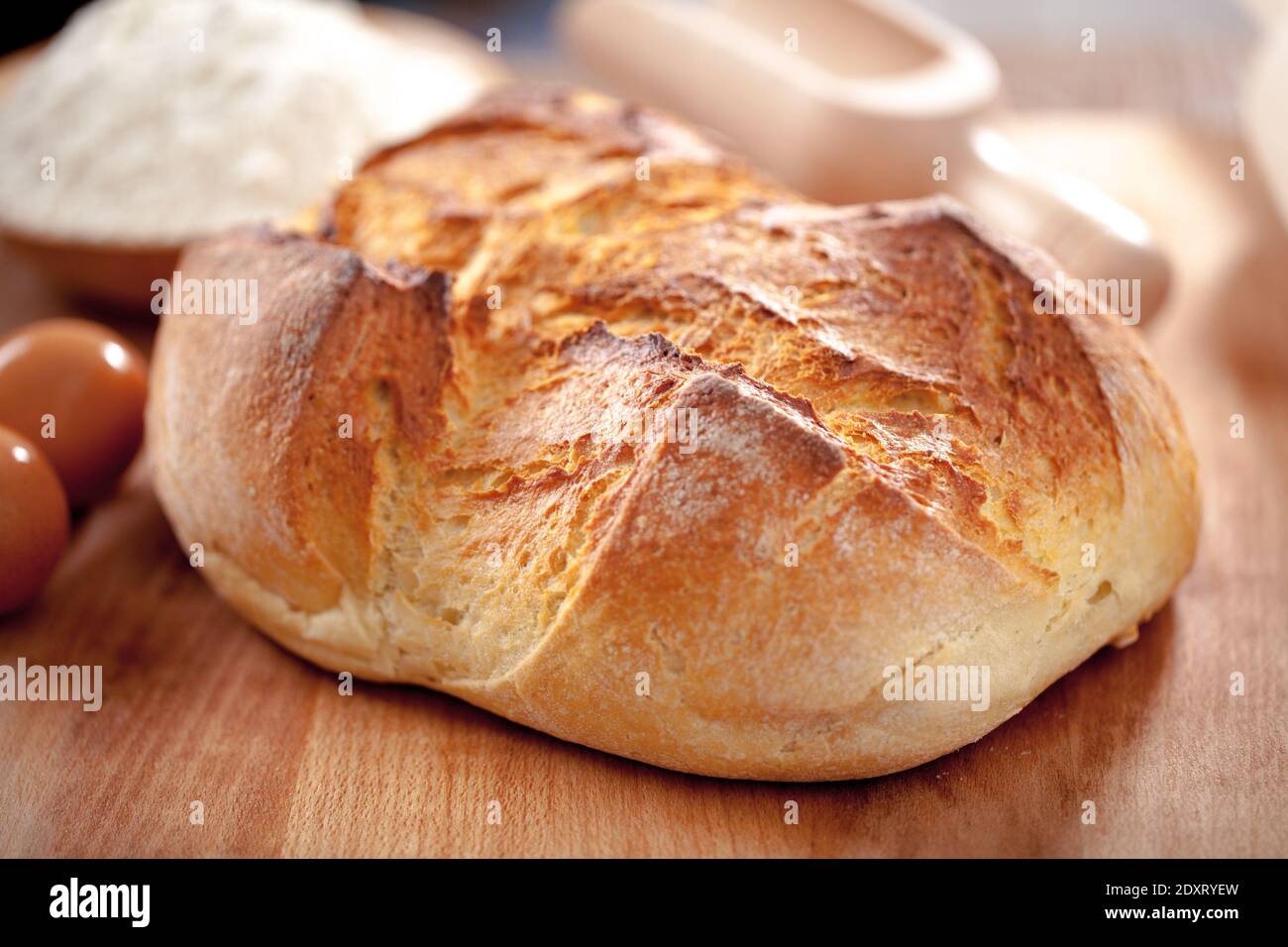 Frisch rustikalen Laib Brot isoliert auf Holztisch Hintergrund Stockfoto