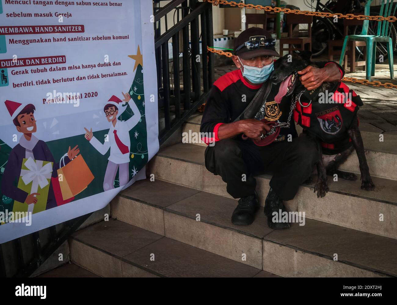 24. Dezember 2020, Malang, Ost-java, Indonesien: Ein Mitglied der indonesischen K-9 Polizei Witz mit einem Sniffer Hund, als er sich vor dem Weihnachtsgottesdienst vor der Seite einer Kirche in muslimischer Mehrheit Indonesiens, Malang Stadt, Ost-java, Indonesien, am 24. Dezember sicherte, 2020.Indonesische Polizei führt strengere Sicherheitsvorkehrungen an Ort und Stelle Hektik und Häuser der Anbetung zu Terrorakten in der Weihnachtszeit und Neujahr 2020/2021. Nach 23 wurden in Lampung, Sumatra, Mitglieder der Terrorgruppe Jemaah Islamiyah (JI), mutmaßliche Terroristen verhaftet und Bombenmaterial hergestellt Stockfoto