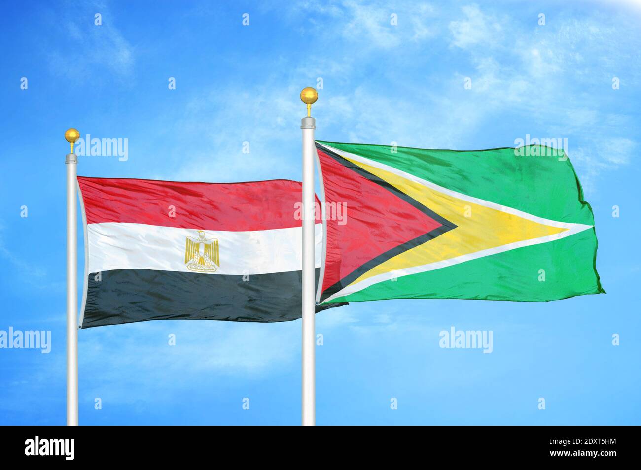 Ägypten und Guyana zwei Flaggen auf Fahnenmasten und blau bewölkt Himmel Stockfoto