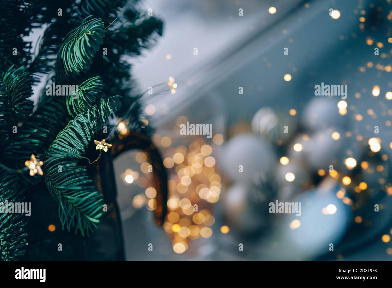 Weihnachtsdekoration auf Fensterbank.Fir Baum Zweig und Lichterketten. Stockfoto Weihnachtsdekoration auf Fensterbank.Fir Baum Zweig und Lichterketten. Stockfoto