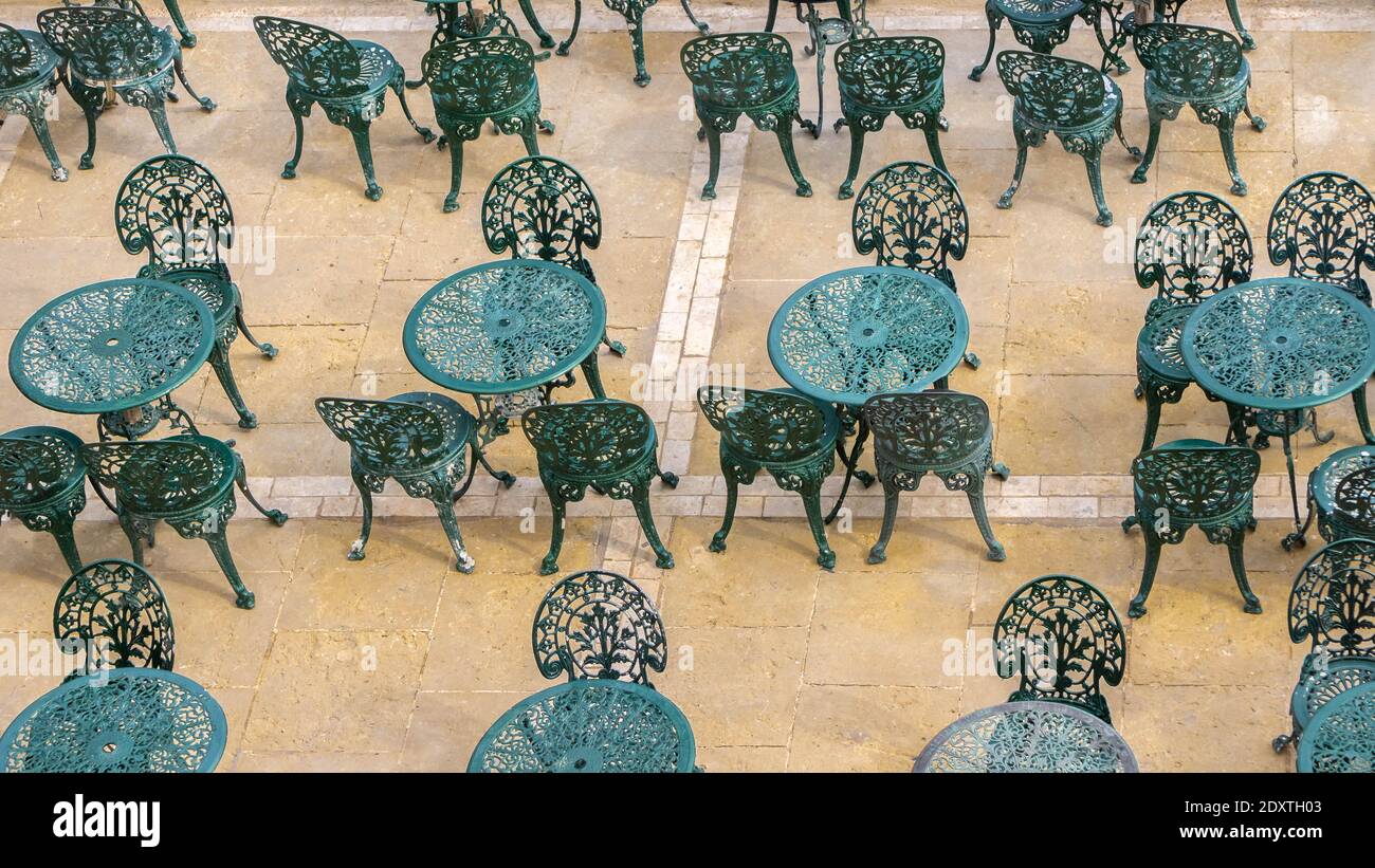 Blick von oben auf das Straßencafe im Sommer Terrasse mit grün lackierten Metalltischen und Stühlen für Besucher mit niemand auf ihnen. Vintage Cafe Stühle und Stockfoto