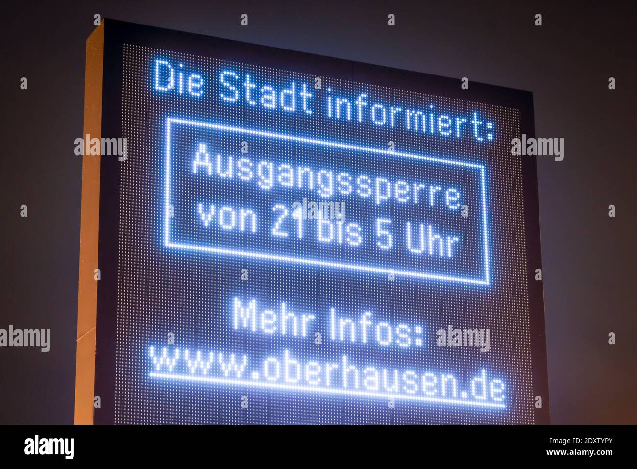 Oberhausen, Ruhrgebiet, Nordrhein-Westfalen, Deutschland - Sperrstunde in Oberhausen von 21:00 bis 5:00 Uhr informiert die Stadt Oberhausen über ein Display Stockfoto