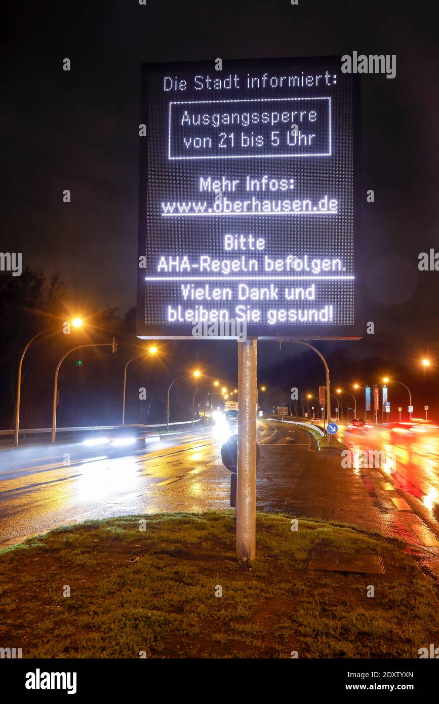 Oberhausen, Ruhrgebiet, Nordrhein-Westfalen, Deutschland - Sperrstunde in Oberhausen von 21:00 bis 5:00 Uhr informiert die Stadt Oberhausen über ein Display Stockfoto