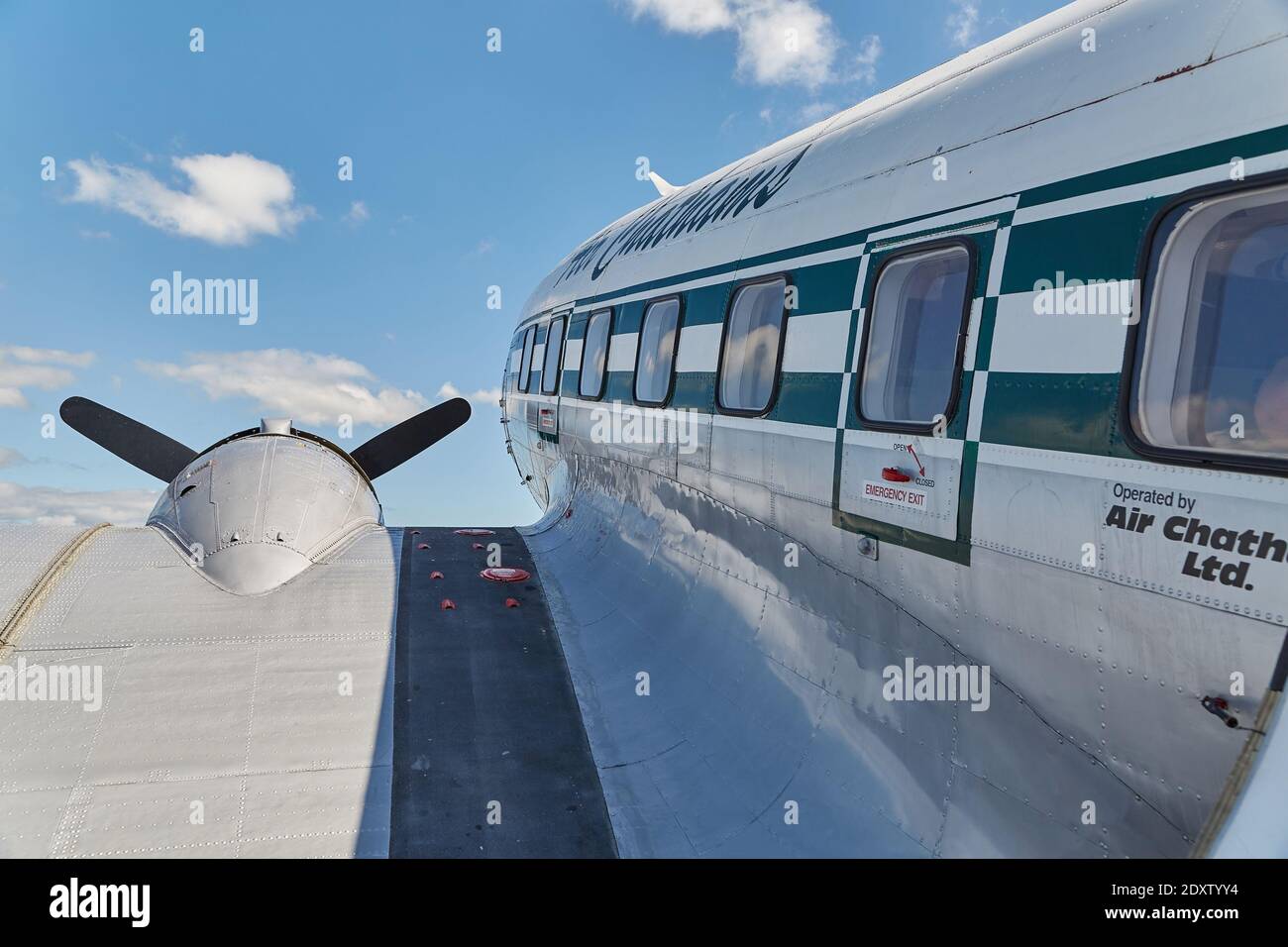 DC-3 Flugzeugflügel und Rumpf Detail Stockfoto
