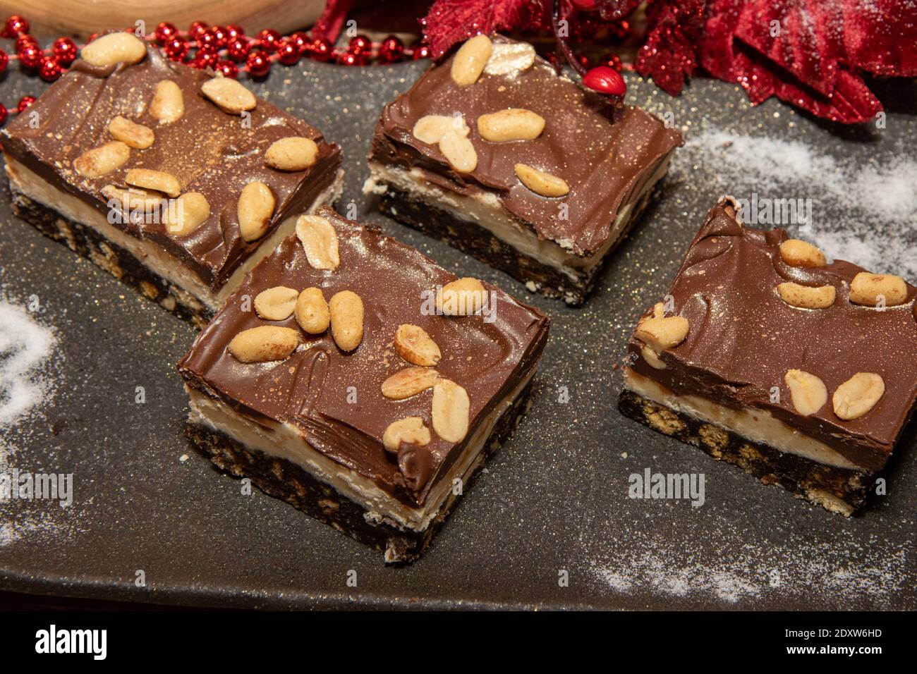 Ein köstliches trey von gesalzenem Erdnuss Nanaimo Bars, leckere festliche Weihnachtsleckereien Stockfoto