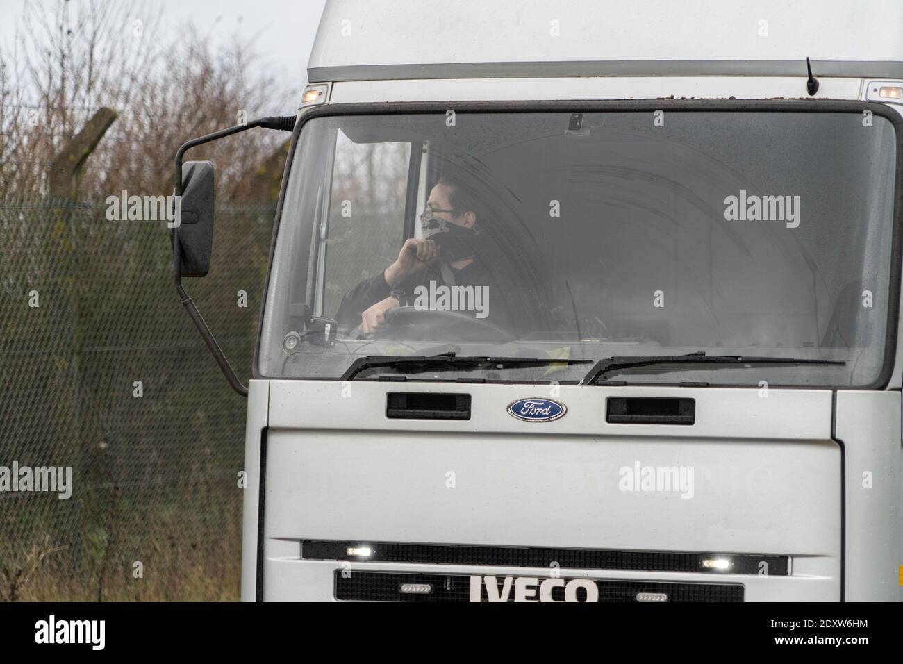 Ein LKW-Fahrer, der während der Tests am Flughafen Manston eintrifft. Die Franzosen haben die Grenzen zu Großbritannien geschlossen, weil sie befürchten, dass sich im Süden Englands eine Mutation des Coronavirus ausbreitet. Die Lkw-Fahrer werden nun gezwungen sein, einen Coronavirus-Test zu machen, bevor sie Großbritannien verlassen und nach Frankreich einreisen können. Die Verzögerung bei den Tests und die Zurückhaltung der Franzosen, die Grenze zu öffnen, haben dazu geführt, dass Tausende von Lkw-Fahrern mehrere Tage auf der Autobahn festsitzen, ohne dass es an Einrichtungen und Lebensmitteln mangelt. Stockfoto