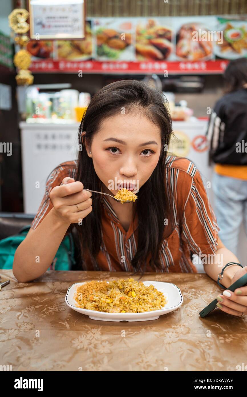 Portrait der schönen asiatischen Frau essen gebratenen Reis im Restaurant In Taiwan Stockfoto
