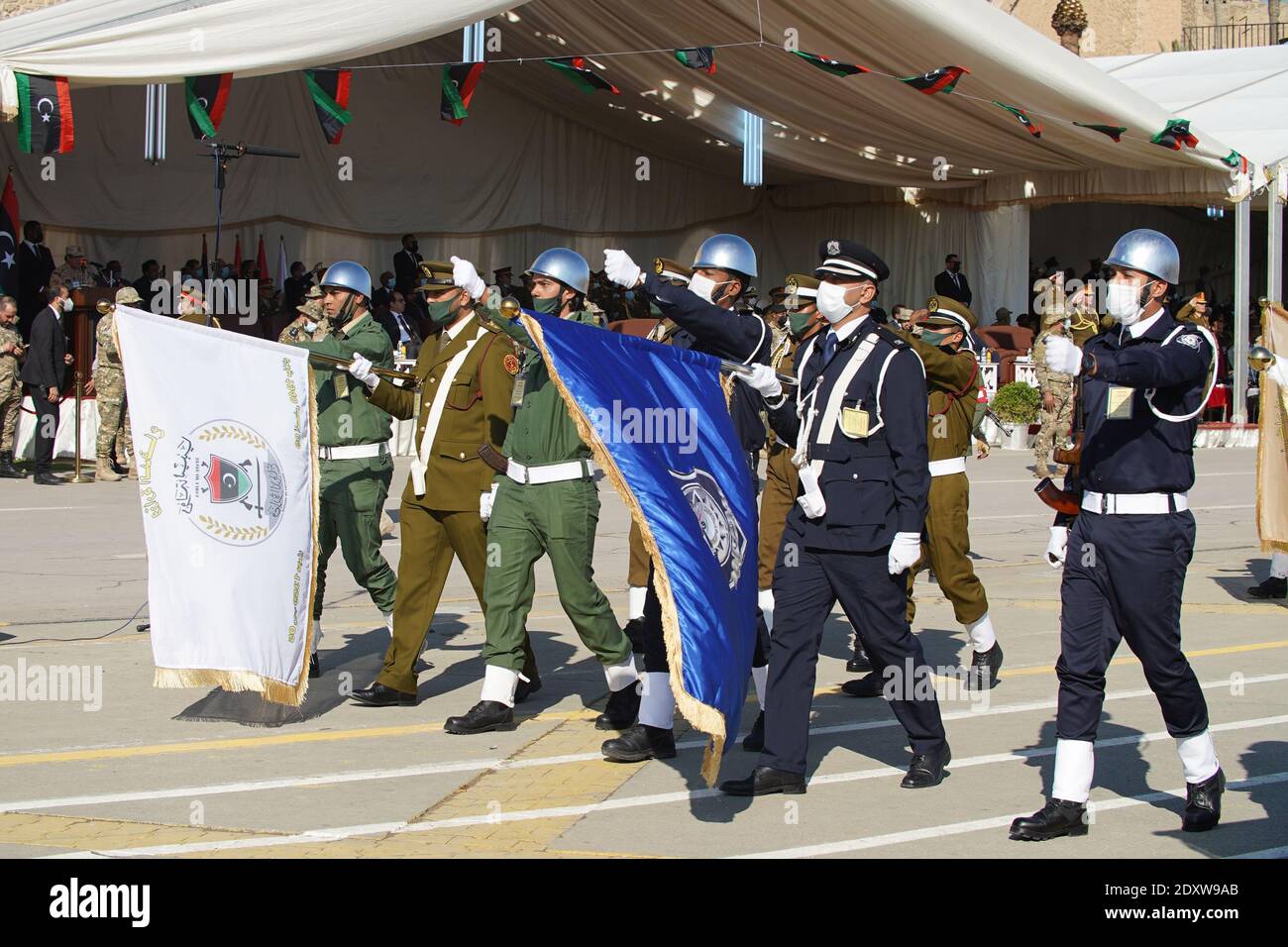 Tripolis, Libyen, 24. Dezember 2020,Parade der Sicherheitskräfte im Rahmen der Feier. Kredit: Hussein Eddeb/Alamy Live Nachrichten Stockfoto