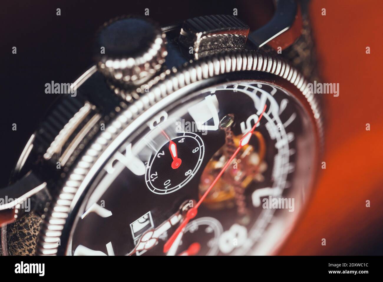 Mechanische Armbanduhr, Nahaufnahme Fragment Foto mit selektivem Weichfokus Stockfoto