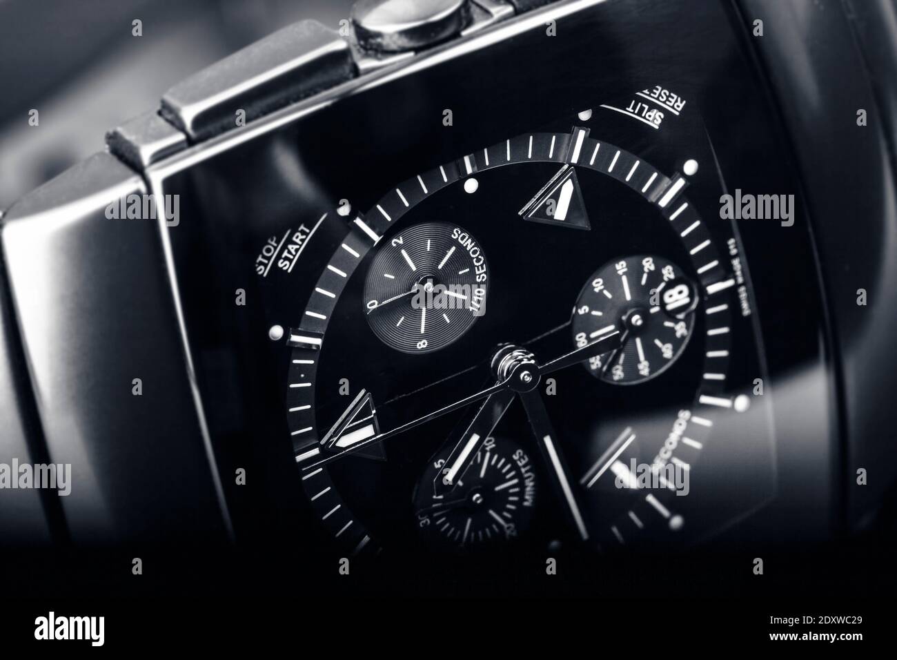 Luxuriöse Armbanduhr mit quadratischem Korpus aus schwarzer glänzender Keramik. Nahaufnahme mit selektivem Fokus Stockfoto