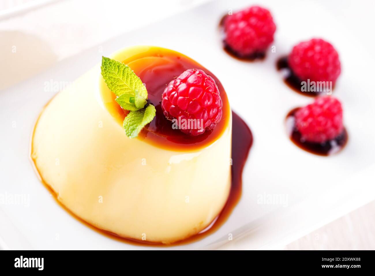 Pudding mit Beeren und Karamellsoße. Hochwertige Fotos Stockfoto