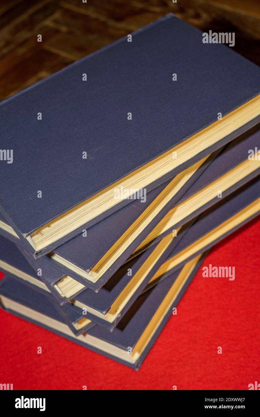 Ein Stapel Bücher. Alte Bücher sind übereinander gestapelt. Stacheln alter Bücher. Stockfoto