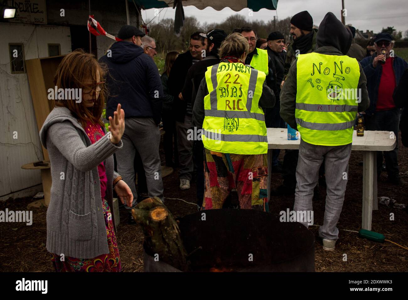 FRA - SOCIETE - GILETS JAUNES DE DINAN A Dinan en Bretagne, Suite à l'évacuation du rond-Point de l'Aublette qu'ils occupaient depuis un mois, les gil Stockfoto